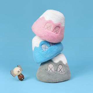 KAWS HOLIDAY Mount Fuji Plush ぬいぐるみ ピンク Amazon.co.jp: カウズ カウズ HOLIDAY JAPAN Mount Fuji Plush