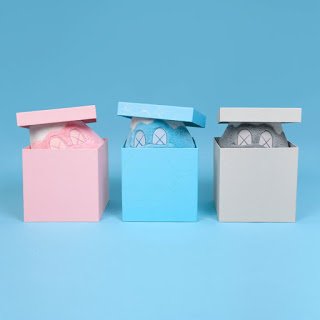 KAWS HOLIDAY JAPAN 富士山 ぬいぐるみ グレー&amp;青&amp;ピンク KAWS - Holiday JAPAN Mount Fuji Plush, 2019 – TOY TOKYO
